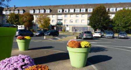 PLACE DE LA REPUBLIQUE ST LEU D'ESSERENT (063)