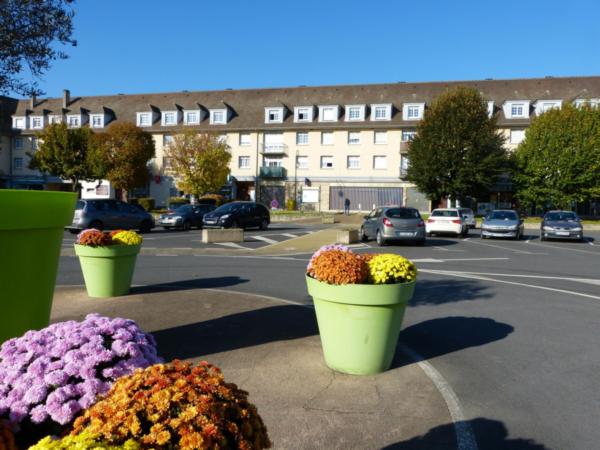 PLACE DE LA REPUBLIQUE ST LEU D'ESSERENT (063)